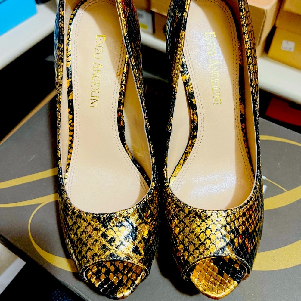 Open toe, high platform sandal with stiletto heel.